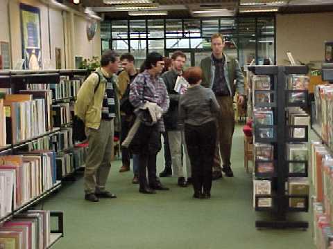 Ballyfermot Public Library - Docent Rik Belmans en enkele studenten luisteren belangstellend (foto: Thierry Keuppens met Sony Digital Mavica MVC-FD71).