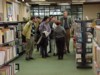 Ballyfermot Public Library - Docent Rik Belmans en enkele studenten luisteren belangstellend (foto: Thierry Keuppens met Sony Digital Mavica MVC-FD71).